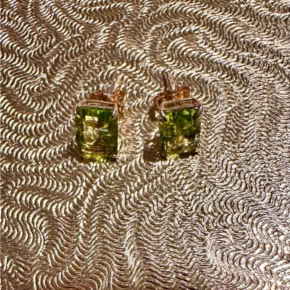 2.14 ct 14K solid Gold Genuine brilliant Emerald cut Peridot studs - Picture 9 of 10